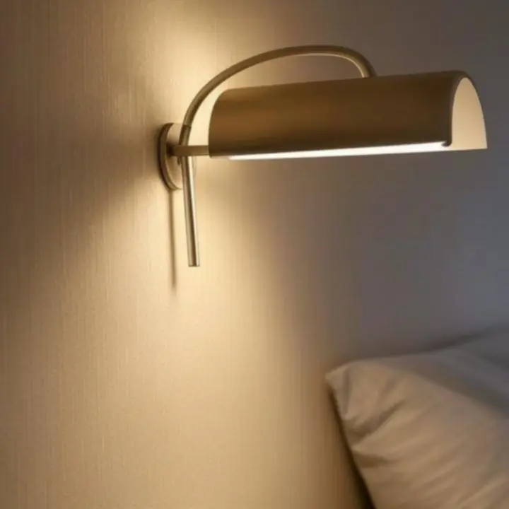 Elegancki kinkiet dekoracyjny oświetlający ścianę miękkim światłem